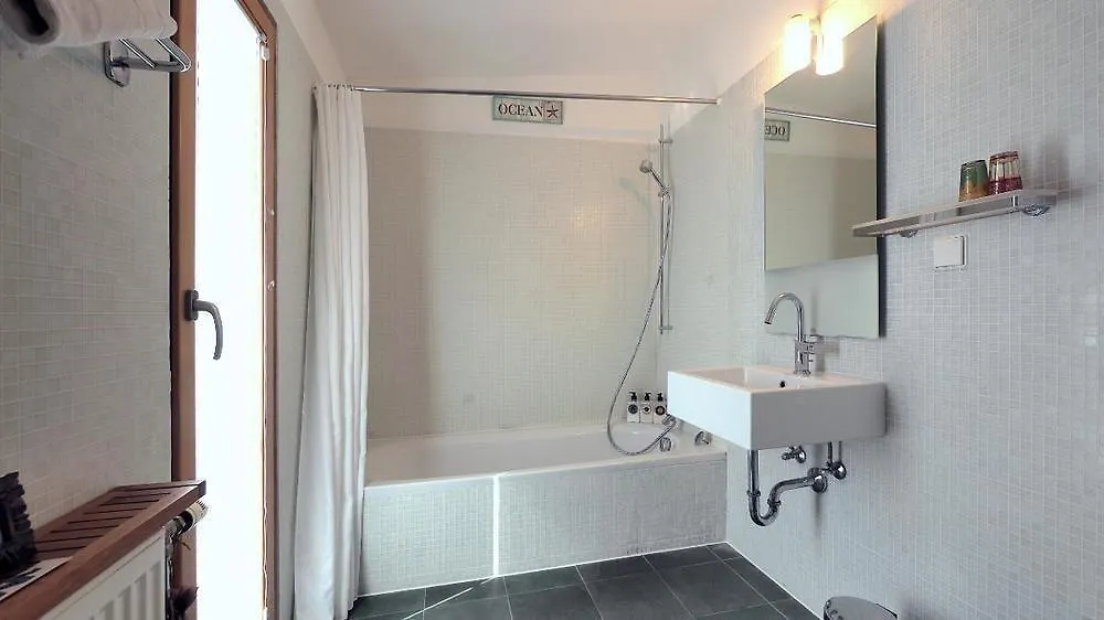 The Rooms Bed & Breakfast Vienne 3*,